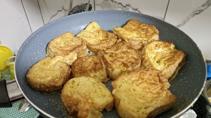 Kahvaltıda yumurtalı ekmek var mı?