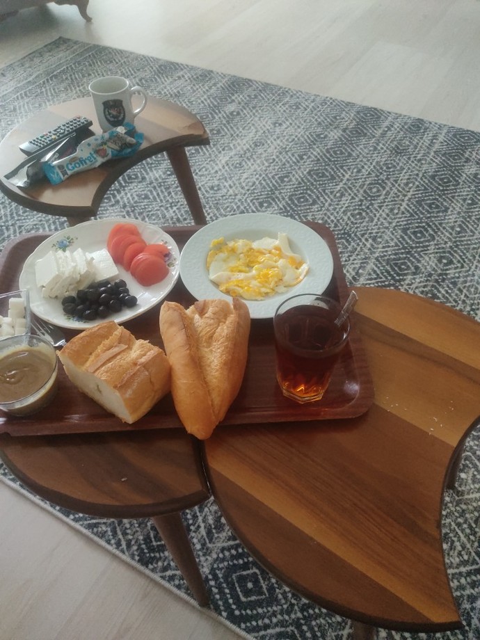 Kahvaltı resmi paylaşmak görgüsüzlük mü?