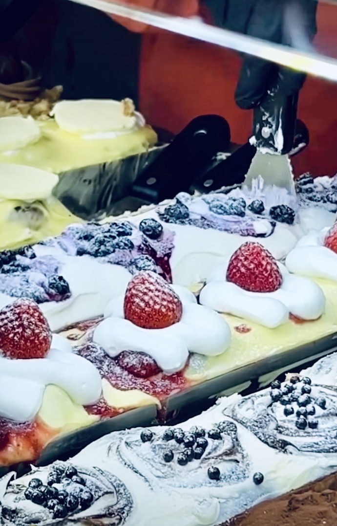 Tatlıyı çilekli mi, böğürtlenli mi tercih edersin?
