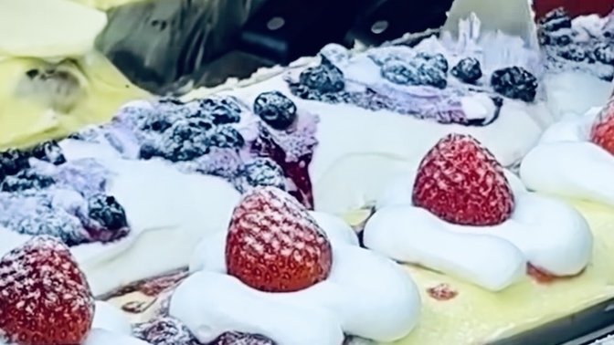 Tatlıyı çilekli mi, böğürtlenli mi tercih edersin?