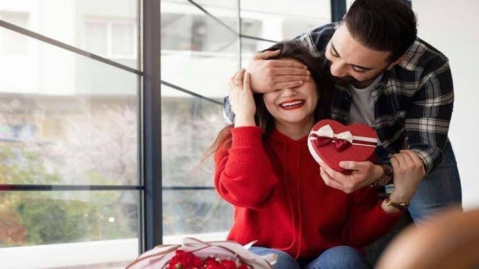 14 Şubat sevgililer gününde, sevdiğine sen bana en güzel hediyesin mi diyorsun yoksa hediye mi bekliyorsun?