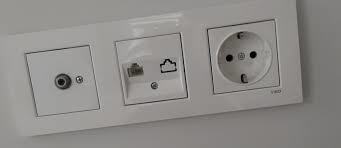 Apartmanın ortak uydu antenine ulaşım sadece komşunun evinden. Tamir için daireye girilmesine müsaade etmiyor. Ne yapılabilir?