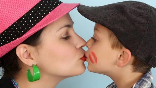 Anne ve babanın çocuklarını dudaktan öpmesi normal bir davranışmıdır?