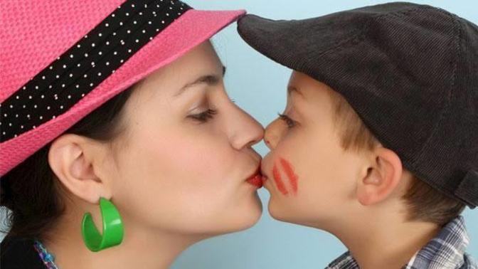 Anne ve babanın çocuklarını dudaktan öpmesi normal bir davranışmıdır?