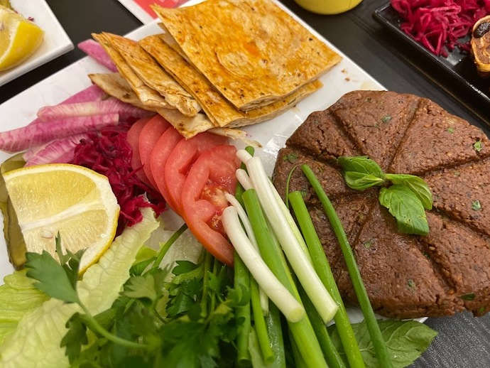 Çiğköfteyi lavaşla mı yersin marulla mı?