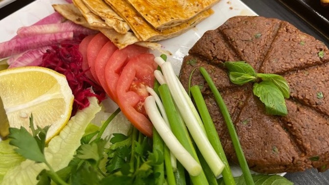Çiğköfteyi lavaşla mı yersin marulla mı?