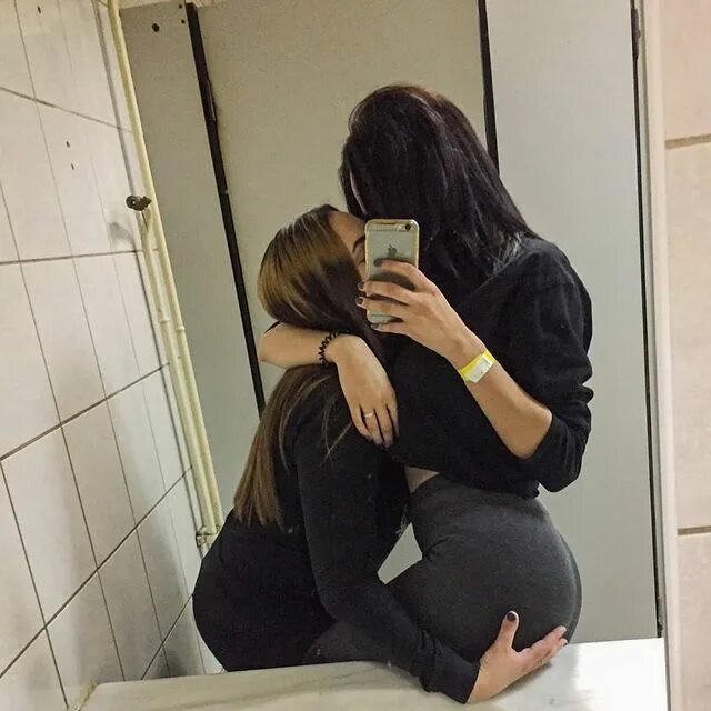 Bugün kız arkadaşımla öpüştük ansızın. lezbiyen miyim şimdi 🙄?