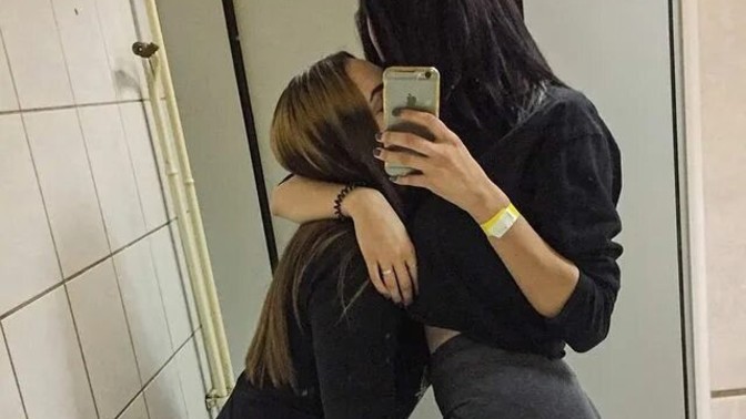 Bugün kız arkadaşımla öpüştük ansızın. lezbiyen miyim şimdi 🙄?