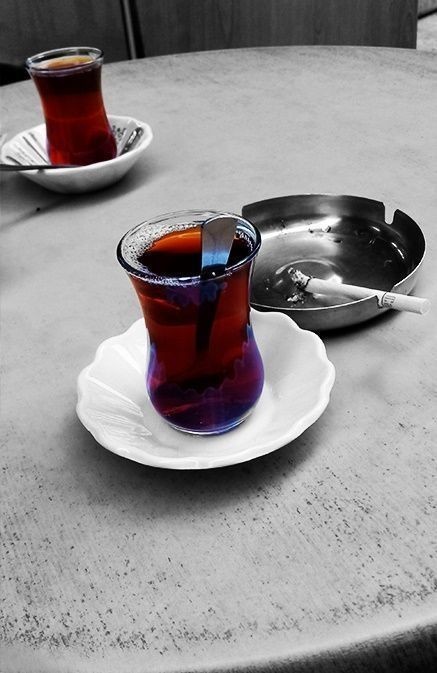 Bir elinizde çay diğer elinizde sigara, öyle bir şarkı çalıyorki içerken işte o şarkı hangisidir?