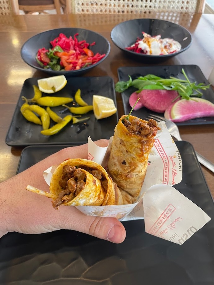 Ücretini haketmiyor, gereksiz pahalı diyebileceğin fastfood var mı?