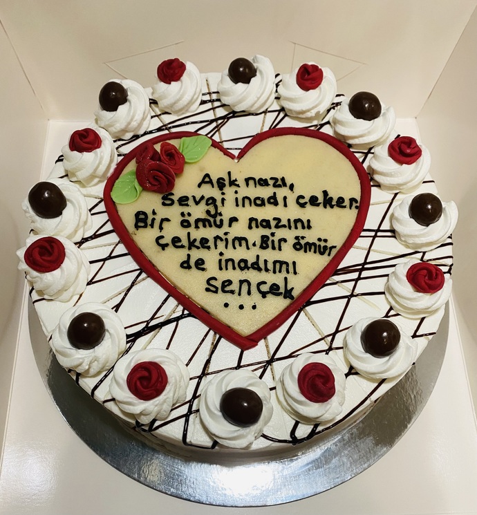 Sevgililer günü pastama bakın, sizce de harika değil mi 🤩?