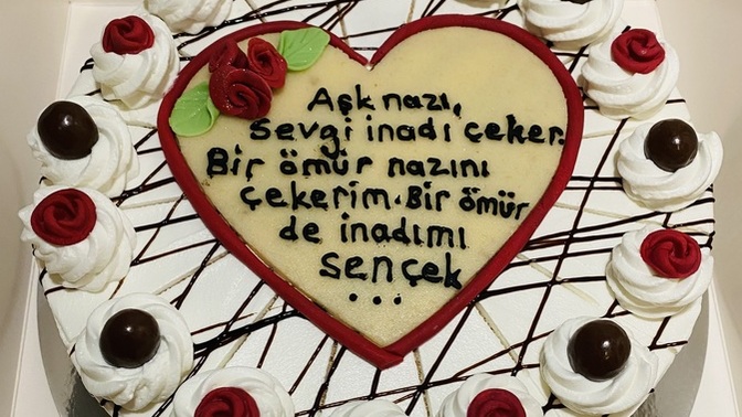 Sevgililer günü pastama bakın, sizce de harika değil mi 🤩?