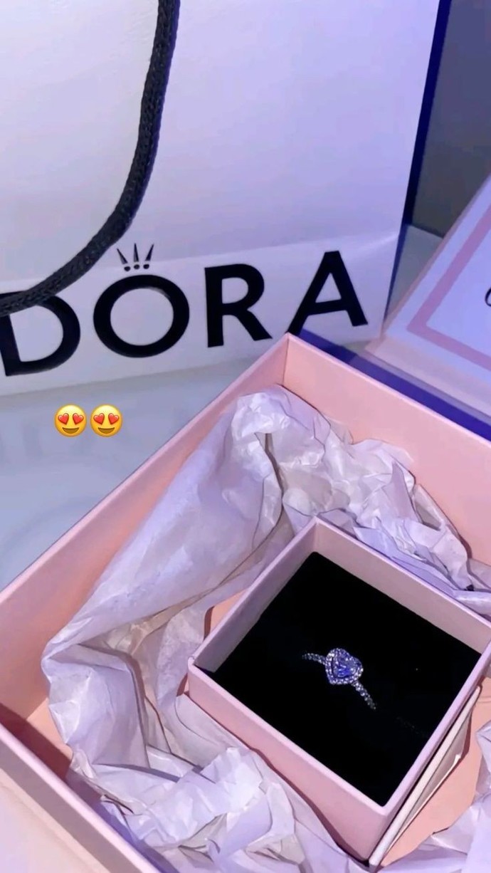 Bir kadını Pandora mı mutlu eder yoksa bir buket çiçek mi 💐🤍 ?