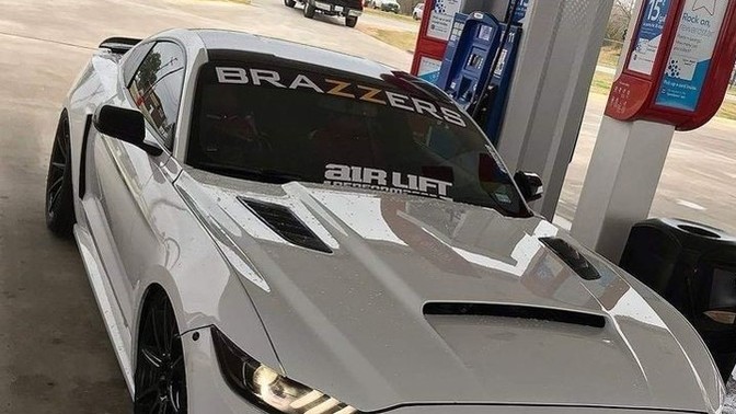 Arabanıza benzin alırken dışarıdan nasıl göründüğüne bakar mısınız?