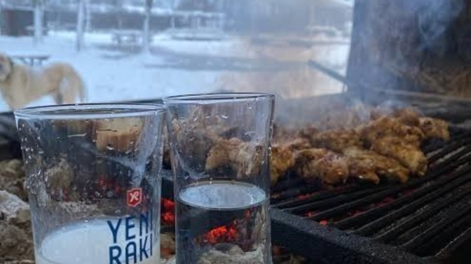 Sevgilinizle eşinizle romantik bir akşam yemeği mi yakın arkadaşlarla rakı Mangal mı?