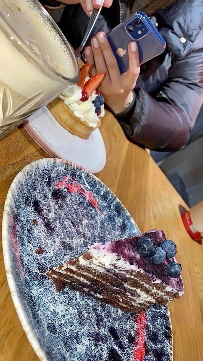 Bu senede sevgililer gününe yalnız giriyorum instağrama bi giriyorum millet sevgilisiyle story atmış avmler hep sevgililer kaynıyo?