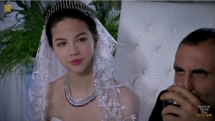 Nikah masasını rakı masasına çevirdi olur mu bundan?