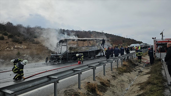 Çorumda yolcu otobüsünün kamyona arkadan çarpması sonucu 2 kişi öldü, 5 kişi yaralandı. Güzel haberler göremeyecek miyiz?