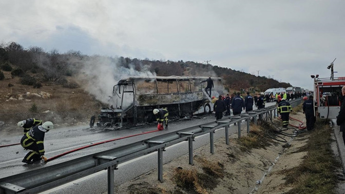 Çorum'da yolcu otobüsünün kamyona arkadan çarpması sonucu 2 kişi öldü, 5 kişi yaralandı. Güzel haberler göremeyecek miyiz?
