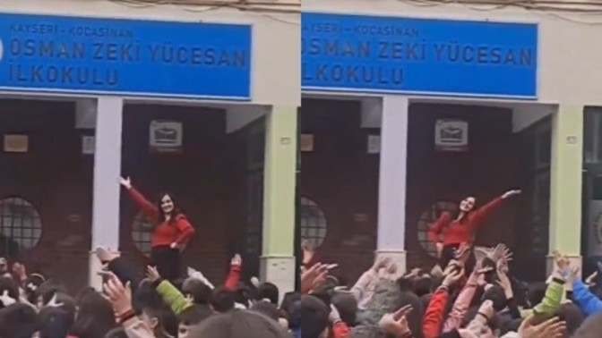 Kayseri’de görev yapan Şule öğretmen, her sabah öğrencilerini dans eşliğinde sınıflara almasıyla gündem oldu! Böyle öğretmeniniz olsun ister miydiniz?