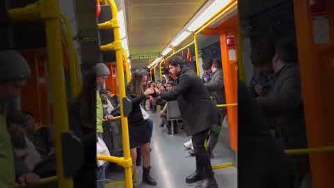 Metroda gelen evlilik teklifi sonrası şoka giren kızın teklifi reddetmesi hakkında ne düşünüyorsunuz?