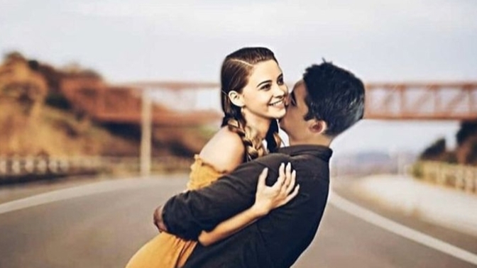 Yakınlaştığı her kadına veya erkeğe "sen güneşsin ben ay" muamelesi yapıp onun uydusu olan kişiler karakter sahibi mi sizce?
