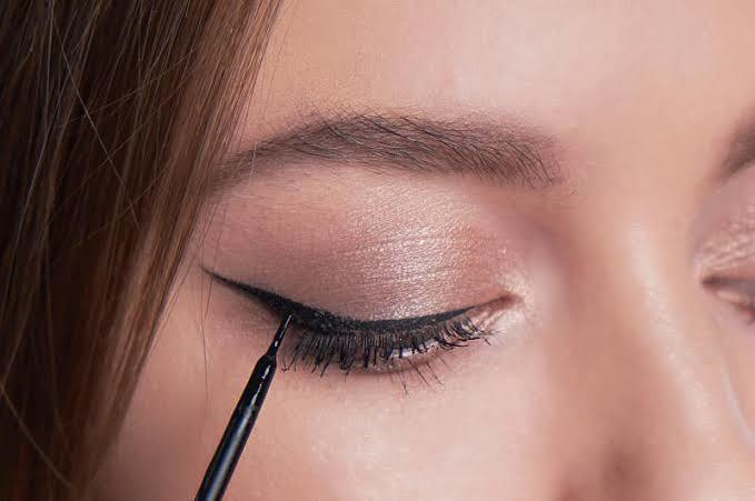 Düzgün eyeliner nasıl çekilir?