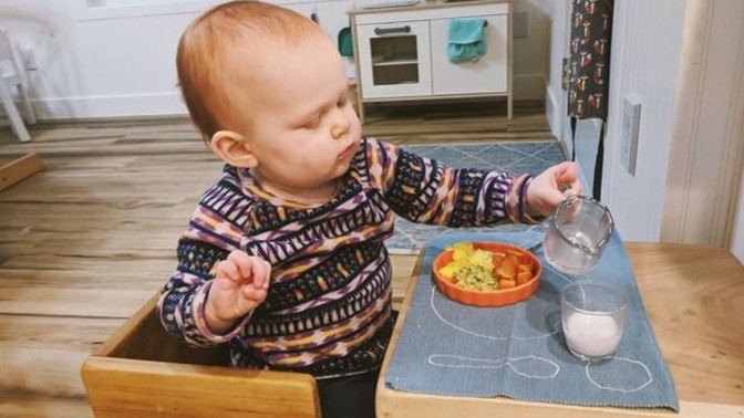 Bebekler kaç aylık olduklarında tek başına yemek yiyebilirler?