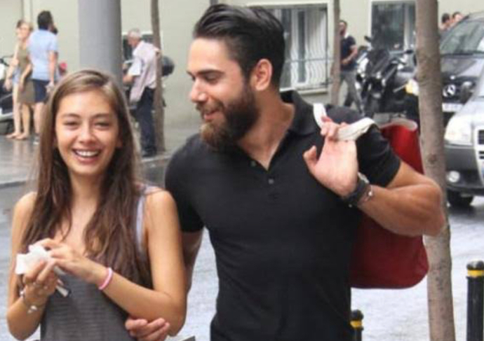 Erkek adam kız arkadaşının çantasını taşır mı?