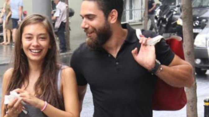 Erkek adam kız arkadaşının çantasını taşır mı?