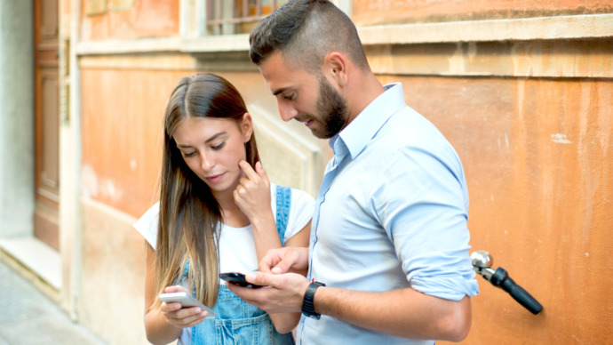 Flört etmeye başlanan kişiye telefon numarası hemen verilmeli mi?
