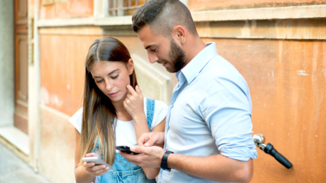 Flört etmeye başlanan kişiye telefon numarası hemen verilmeli mi?