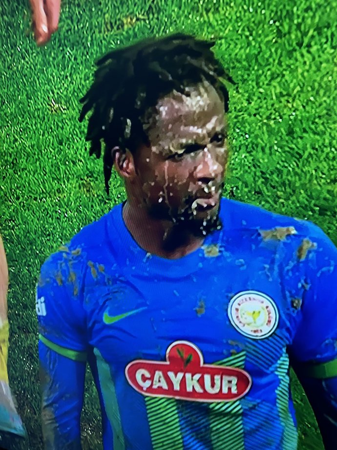 Rizespor - Fenerbahçe maçının zemini sosyal medyada gündem oldu. Bu zeminde nasıl futbol oynanır ki?
