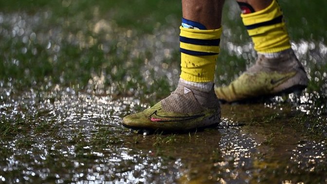 Rizespor - Fenerbahçe maçının zemini sosyal medyada gündem oldu. Bu zeminde nasıl futbol oynanır ki?
