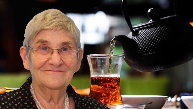 Canan Karatay sinirlendi, çayın içerisine şeker atmak yerine tereyağı atın dedi! Siz tereyağlı çay içer misiniz?