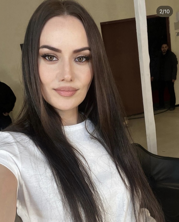 Fahriye Evcenin yüz şekli güzel mi sizce?