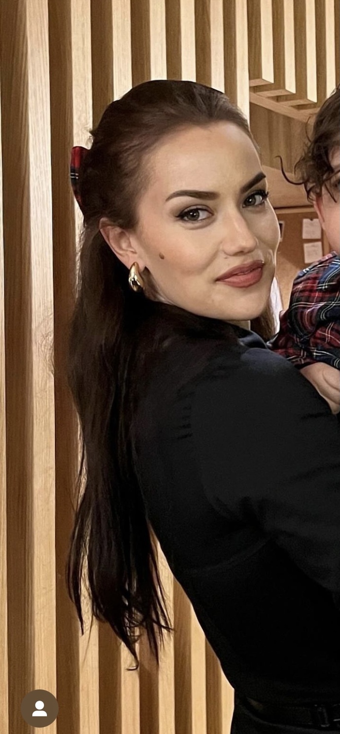 Fahriye Evcenin yüz şekli güzel mi sizce?