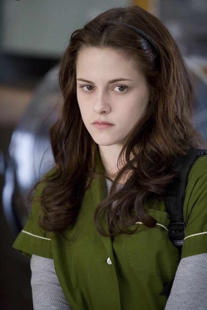 Bella Swan gibi soğuk, aşırı düşünen, garip kızlar sizce çekici mi itici mi. p?