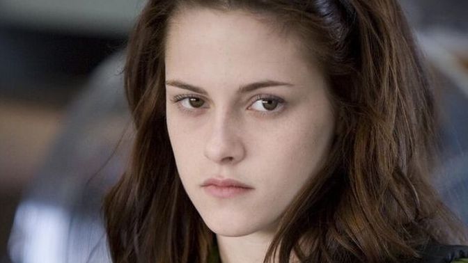 Bella Swan gibi soğuk, aşırı düşünen, garip kızlar sizce çekici mi itici mi. p?