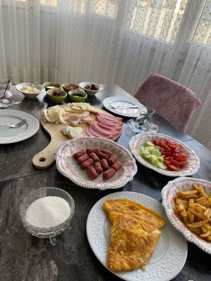 1 haftalık evliyiz eşim hazırladığım kahvaltıyı beğenmediği için bağırdı. Ona nasıl yaklaşmalıyım?