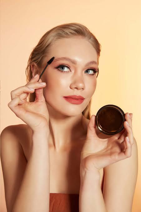 Makyaj yaparken kaş waxı tercih eder misiniz?
