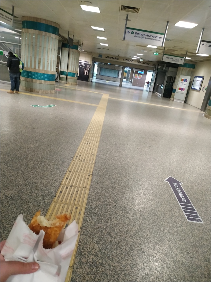 Sabah acele işe giderken yenilen poğaça muhabbeti keyfi tadı hiç bı yerde yok🤣