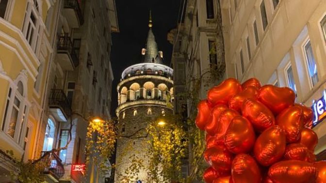 Galata Kulesi'ne ilk defa birlikte çıkan çift, evlenip bir ömür mutlu yaşıyormuş. Bu romantik efsane gerçek olabilir mi?