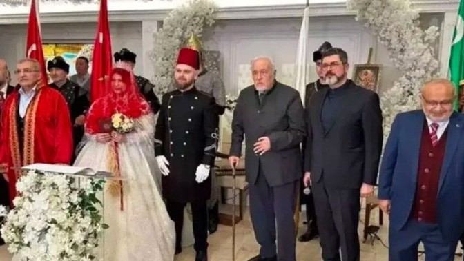 İlber Ortaylı'nin, Osmanlı hanedan üyesinin düğününe katılmasını doğru buluyor musunuz?