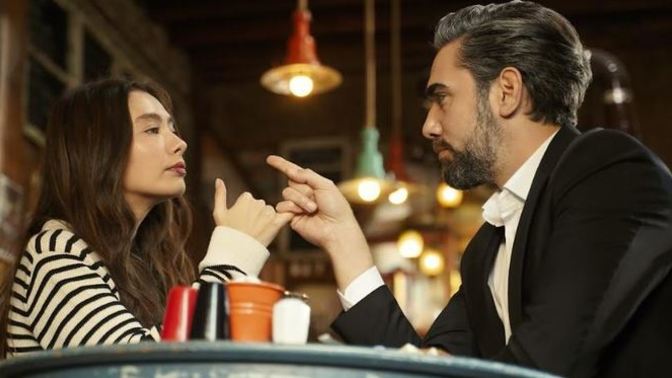 Erkeklerin ilk konuşma da sevgi sözcükleri kullanması normal mi?