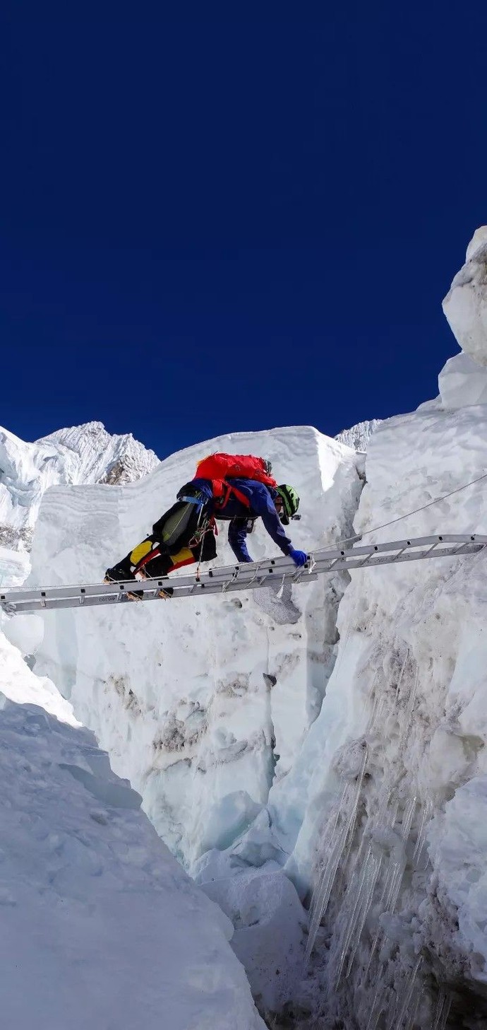 Everest Dağı’nın zirvesine tırmanan ilk kadın kimdi ve hangi yıl bu başarıyı elde etti?