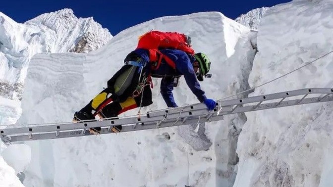 Everest Dağı’nın zirvesine tırmanan ilk kadın kimdi ve hangi yıl bu başarıyı elde etti?