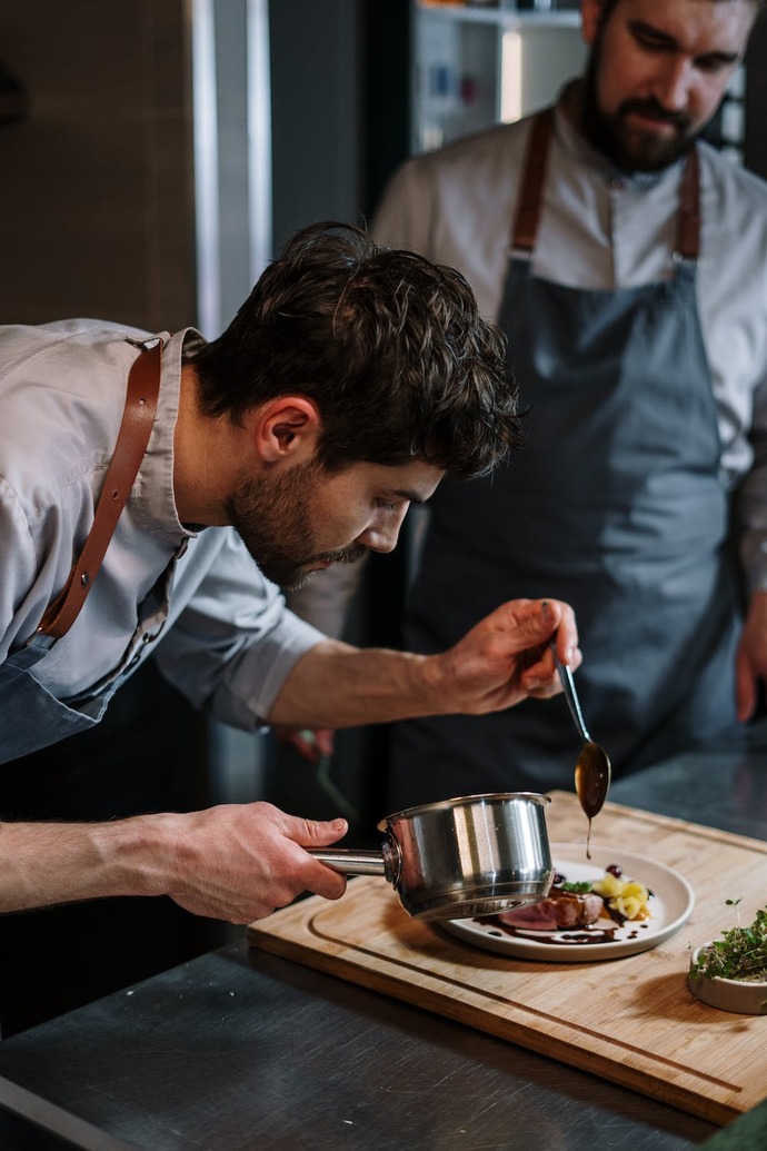 Yemek yaparken sürekli tariflerine baktığınız bir şef var mı🧑‍🍳?