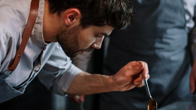 Yemek yaparken sürekli tariflerine baktığınız bir şef var mı🧑‍🍳?