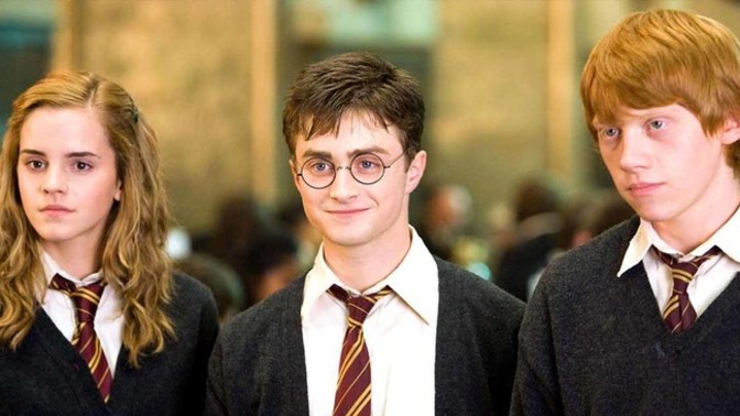 Hogwarts yolcusu kalmasın! 🧙 Harry Potter serisi, BluTV'de yayınlanmaya başladı. Kiminle Harry Potter izlemek istersin?